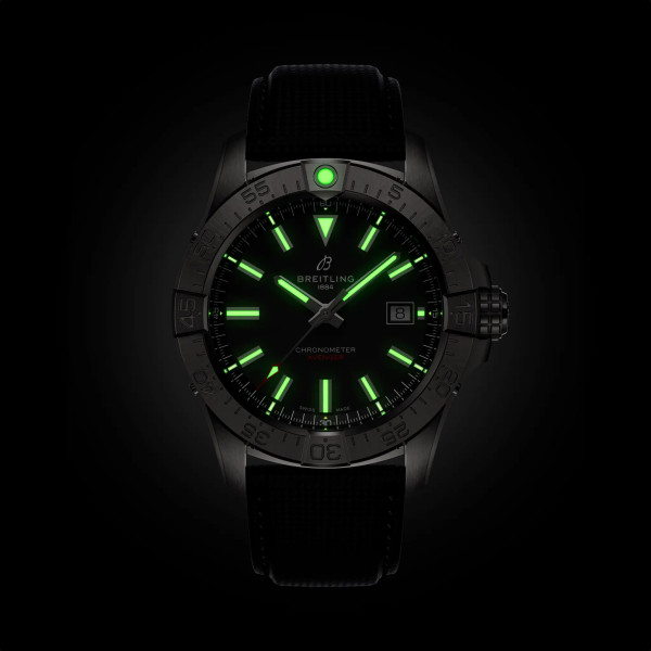 Черният циферблат със Super-LumiNova стрелки – Breitling A17328101B1X1 – classicwatches.bg