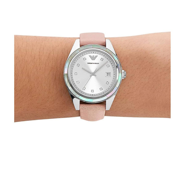 дамски часовник emporio armani ar11547 – елегантен модел с розова кожена каишка на дамска ръка – ClassicWatches.bg​