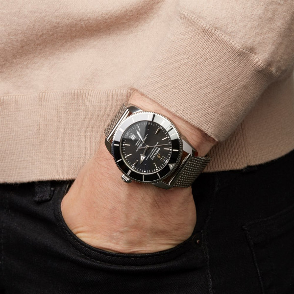 мъжки часовник автоматик breitling-ab2020121b1a1-on-wrist-classicwatches
