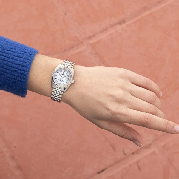 festina swiss елегантен дамски часовник с кристални индекси и дата