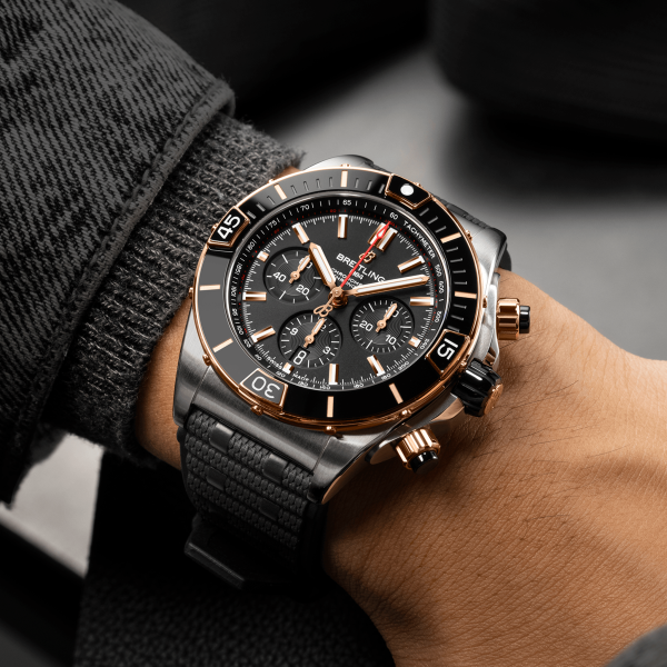 мъжки часовник автоматичен breitling-super-chronomat-b01-44-ub0136251b1u1-on-wrist-classicwatches