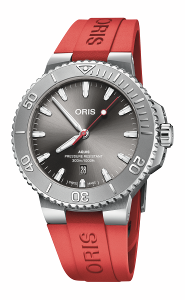 Oris Aquis Date Relief с червена силиконова каишка и сив циферблат