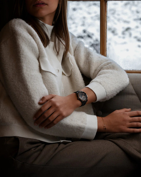 Луксозен часовник NORQAIN N1800.08B02.B01 с червено злато и керамичен безел – classicwatches.bg