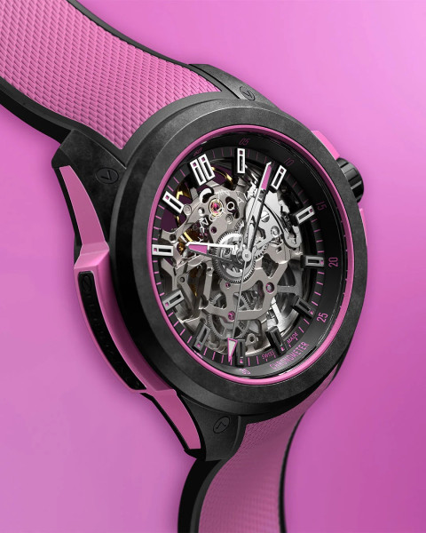 norqain-wild-one-skeleton-39mm-hyper-pink-страничен-профил