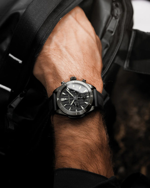 norqain-n1200-19b01-b01-side-classicwatches.bg – Страничен изглед на часовник NORQAIN Adventure Sport Chrono 44mm DLC корпус – classicwatches.bg