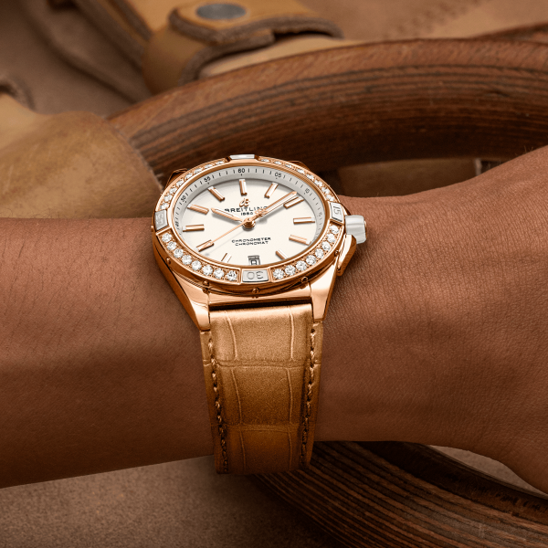 дамски часовник автоматик breitling-r17356531g1p1-on-wrist-classicwatches