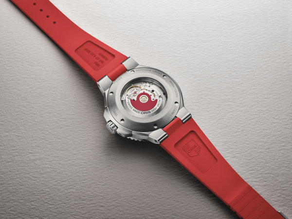 Часовник Oris Aquis с сапфирено стъкло и прозрачен гръб