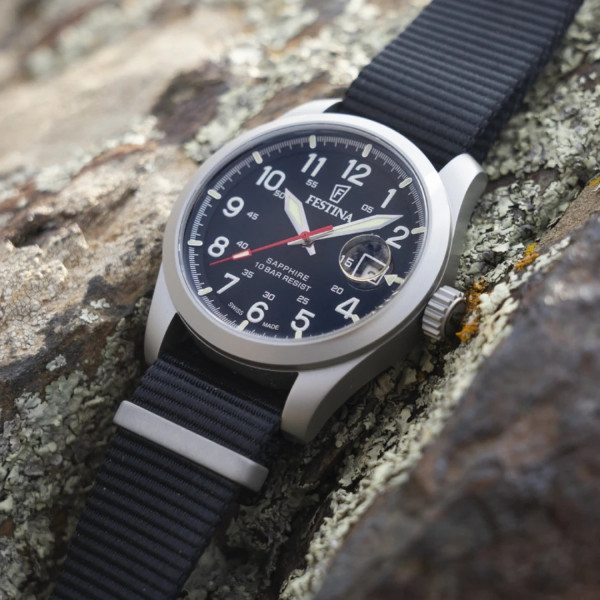 festina swiss field часовник черен дисплей арабски цифри super luminova
