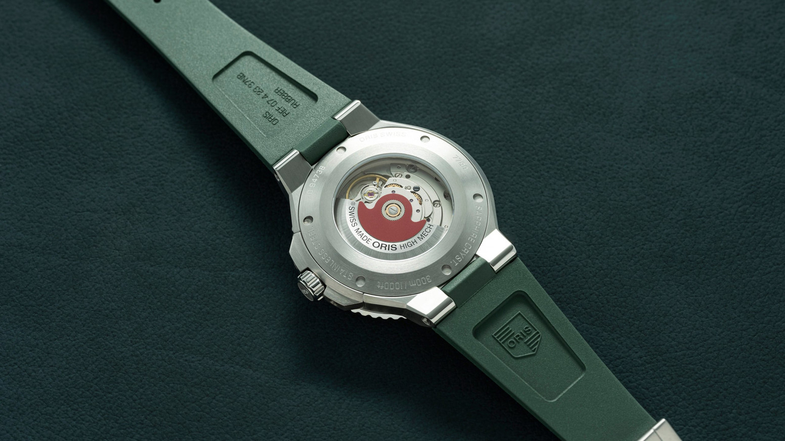 мъжки часовник автоматичен oris-aquis-date-733-7789-4157-back-view-classicwatches