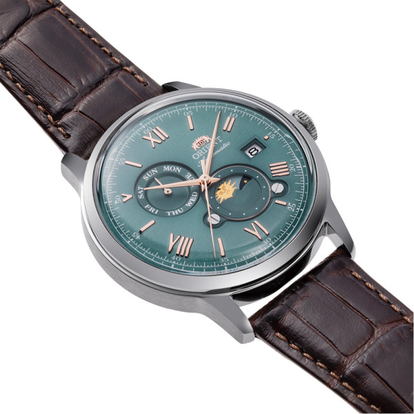 Часовник Orient Bambino Sun & Moon RA-AK0805E – елегантен автоматичен модел с индикатор ден/нощ и класически дизайн – оригинален от ClassicWatches.bg