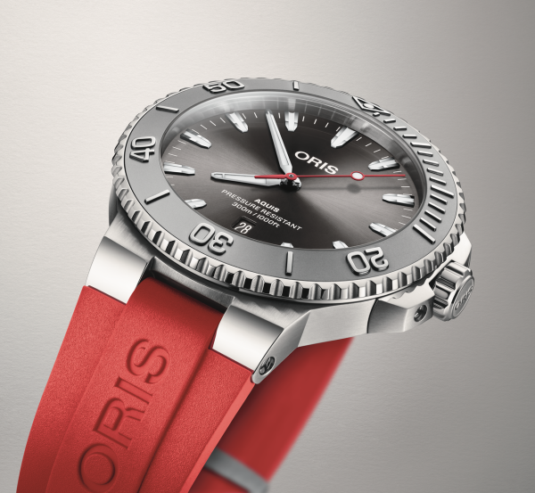 Мъжки часовник Oris Aquis Relief с луминесцентни стрелки