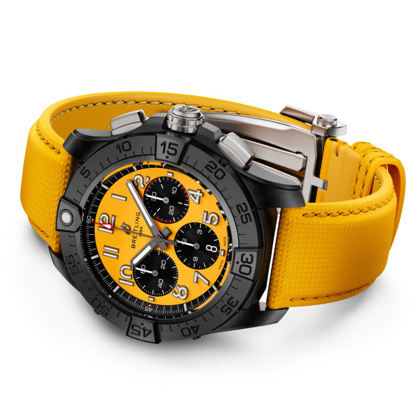 Часовник BREITLING SB0147101I1X1 жълт циферблат с дата classicwatches.bg