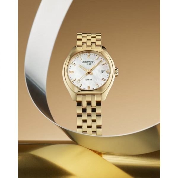Certina DS Action Lady C049.210.33.116.00 е създаден за жени, които търсят баланс между лукс и спортна функционалност. Диамантените индекси придават блясък и изисканост, докато DS технологията осигурява повишена устойчивост на удари и вода. С водоустойчивост до 300 метра и надежден швейцарски кварцов механизъм, този модел е подходящ както за ежедневието, така и за активен начин на живот.