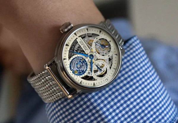 мъжки часовник скелетон globetrotter-9730.2940552-on-wrist-classicwatches