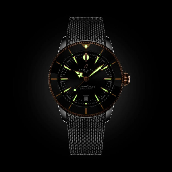 Breitling UB3111241B1A1 с водоустойчивост 200 м и Super-LumiNova стрелки – classicwatches.bg