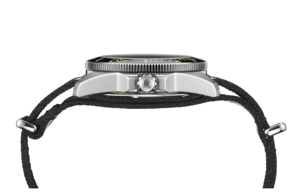 швейцарски часовник за гмуркане с 30 ATM водоустойчивост