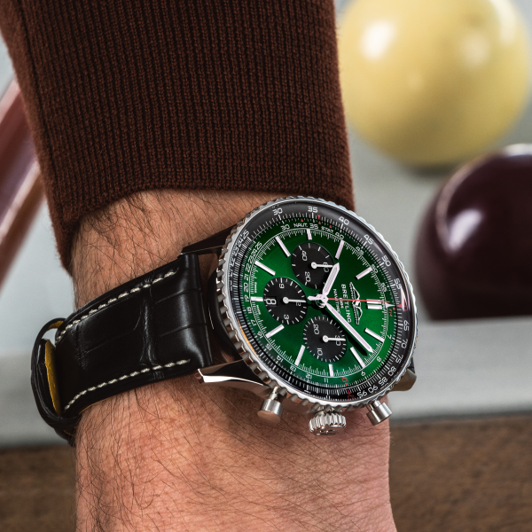 мъжки часовник автоматичен breitling-navitimer-b01-chronograph-ab0137241l1p1-on-wrist-classicwatches