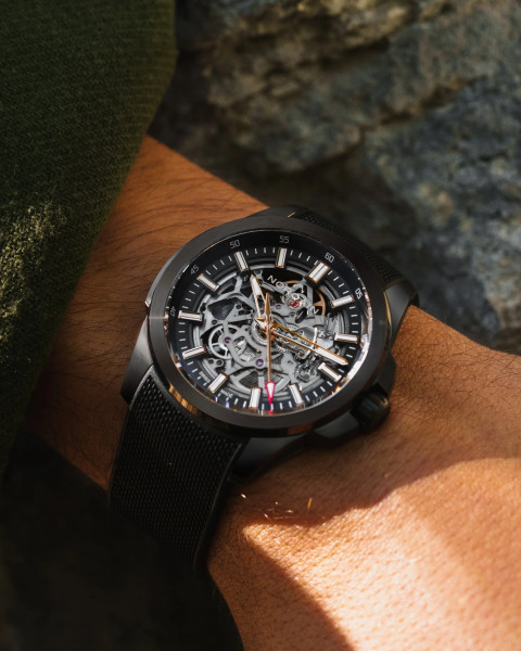 NORQAIN Independence Skeleton N3000.07B01.B02 със скелетон черен циферблат и червено-златни индекси – classicwatches.bg