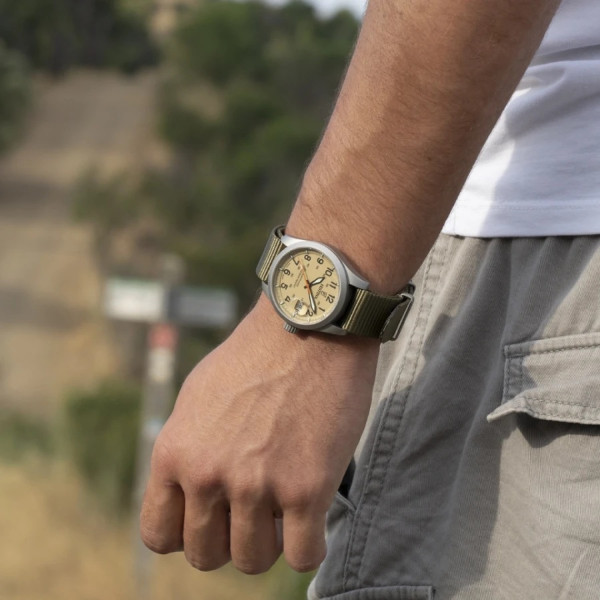 festina swiss field часовник с арабски цифри и super luminova
