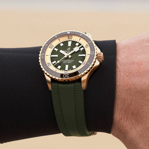 мъжки часовник автоматичен breitling-superocean-automatic-42-n17375201l1s1-on-wrist-classicwatches