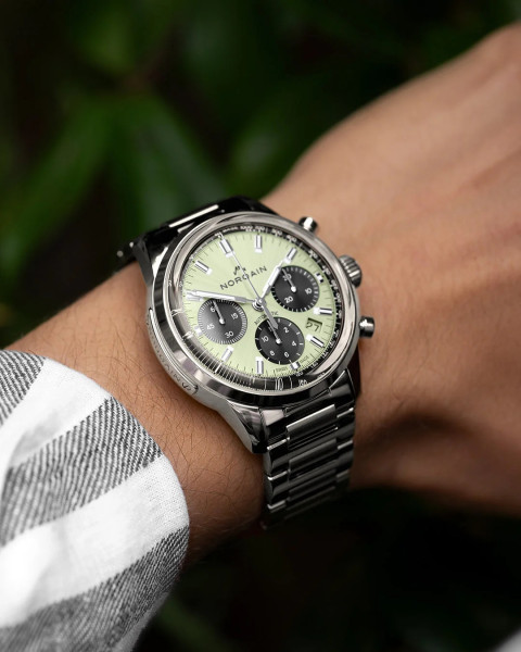 Луксозен часовник NORQAIN Freedom 60 Chrono 40mm с пистачо циферблат и три черни брояча – classicwatches.bg