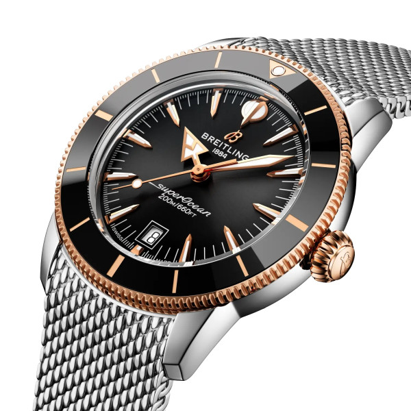 Черен циферблат с дата и златни стрелки на Breitling UB3111241B1A1 – classicwatches.bg