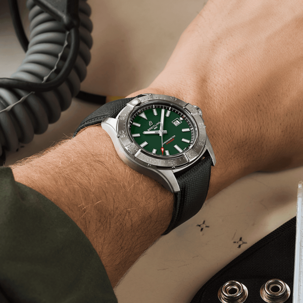 BREITLING AVENGER AUTOMATIC 42 A17328101L1X1